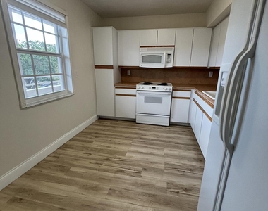 555 Oaks Lane - Photo Thumbnail 3