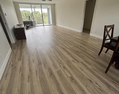 555 Oaks Lane - Photo Thumbnail 4