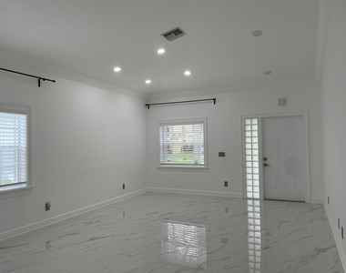 6264 Lansdowne Circle - Photo Thumbnail 2
