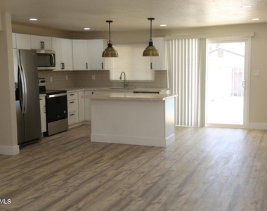 3737 E Eugie Avenue - Photo Thumbnail 5