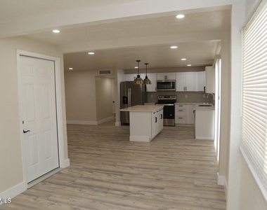 3737 E Eugie Avenue - Photo Thumbnail 8