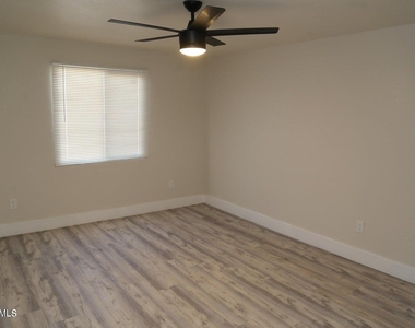 3737 E Eugie Avenue - Photo Thumbnail 11