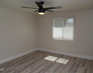 3737 E Eugie Avenue - Photo Thumbnail 13