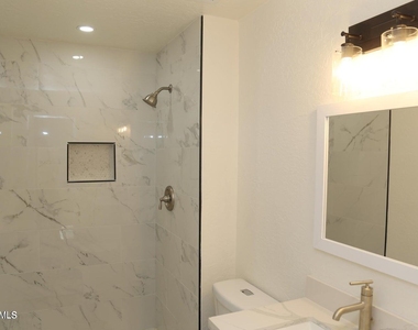 3737 E Eugie Avenue - Photo Thumbnail 14