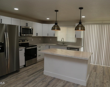 3737 E Eugie Avenue - Photo Thumbnail 7