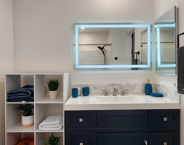 700 W University Drive - Photo Thumbnail 11