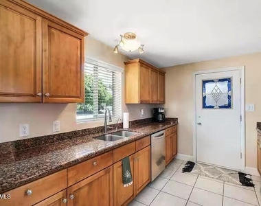 7501 E Minnezona Avenue - Photo Thumbnail 5