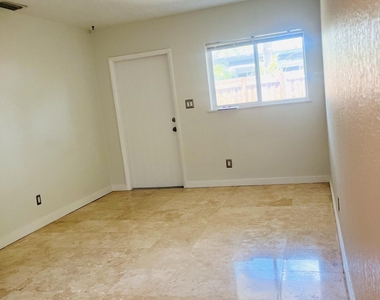 590 Nw 40th Court - Photo Thumbnail 5