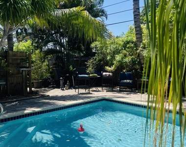 590 Nw 40th Court - Photo Thumbnail 2