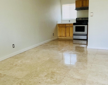 590 Nw 40th Court - Photo Thumbnail 4