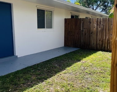 590 Nw 40th Court - Photo Thumbnail 3