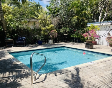 590 Nw 40th Court - Photo Thumbnail 12