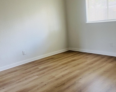 590 Nw 40th Court - Photo Thumbnail 9