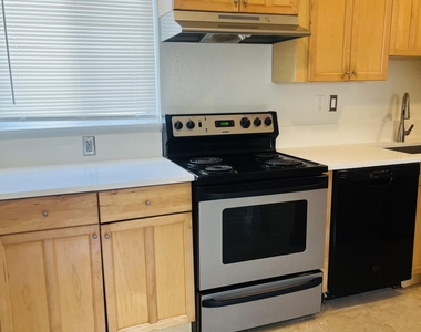 590 Nw 40th Court - Photo Thumbnail 7