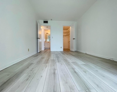 333 Farnham P - Photo Thumbnail 11