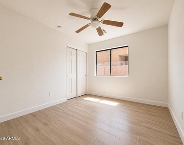 5256 W Pleasant Lane - Photo Thumbnail 15