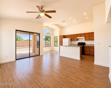 5256 W Pleasant Lane - Photo Thumbnail 5