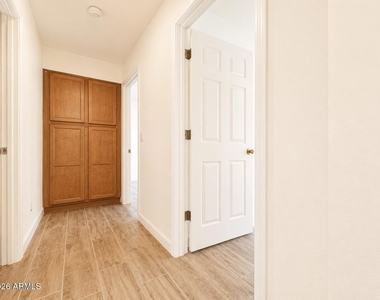 5256 W Pleasant Lane - Photo Thumbnail 12