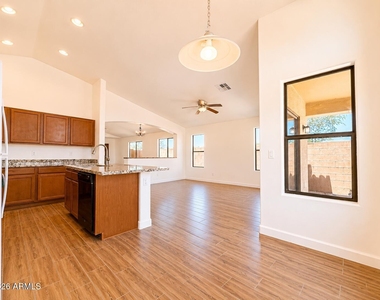 5256 W Pleasant Lane - Photo Thumbnail 6