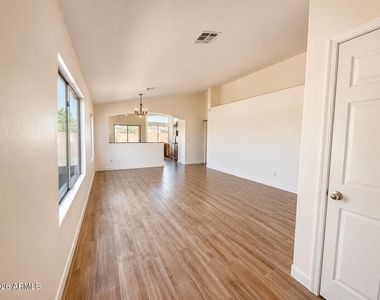 5256 W Pleasant Lane - Photo Thumbnail 2