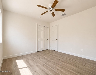 5256 W Pleasant Lane - Photo Thumbnail 14