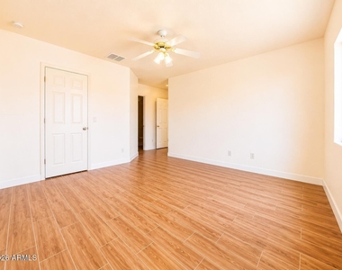 5256 W Pleasant Lane - Photo Thumbnail 8