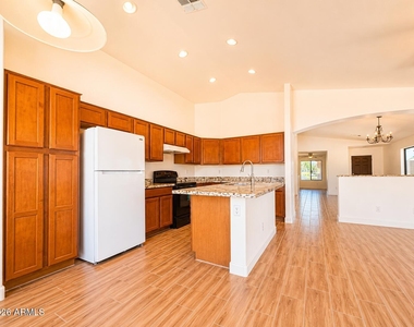 5256 W Pleasant Lane - Photo Thumbnail 7