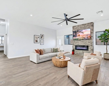 10153 W Wenden Drive - Photo Thumbnail 1