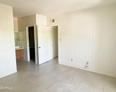 5757 W Eugie Avenue - Photo Thumbnail 8