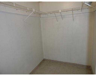 3640 N 56th Avenue - Photo Thumbnail 7