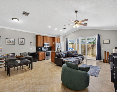 3125 Shelby Way - Photo Thumbnail 2