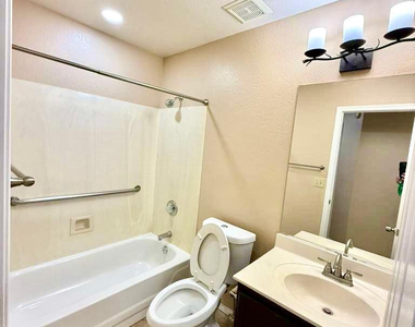 7568 W Kerry Lane - Photo Thumbnail 8