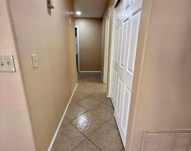7568 W Kerry Lane - Photo Thumbnail 9