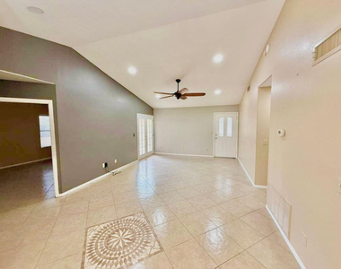 7568 W Kerry Lane - Photo Thumbnail 5