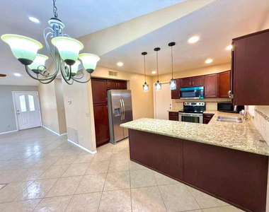 7568 W Kerry Lane - Photo Thumbnail 3