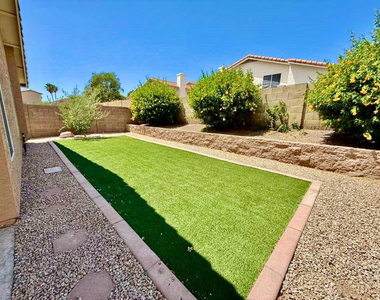 7568 W Kerry Lane - Photo Thumbnail 12