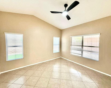 7568 W Kerry Lane - Photo Thumbnail 4
