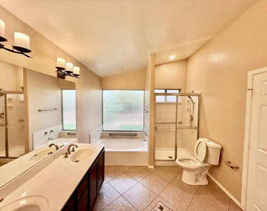 7568 W Kerry Lane - Photo Thumbnail 6