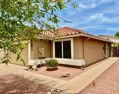 7568 W Kerry Lane - Photo Thumbnail 16