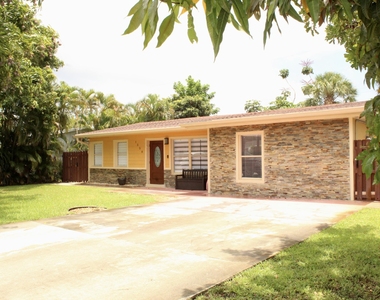 1558 Ne 30th Street - Photo Thumbnail 2