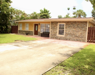 1558 Ne 30th Street - Photo Thumbnail 1