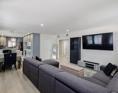 836 Ne 17th Terrace - Photo Thumbnail 13