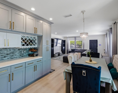 836 Ne 17th Terrace - Photo Thumbnail 1