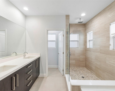 825 Ne 17th Way - Photo Thumbnail 12