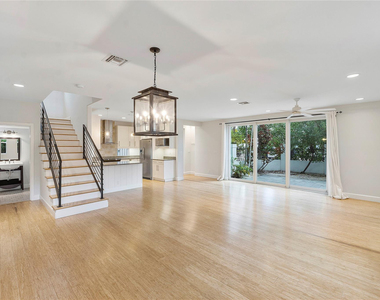 825 Ne 17th Way - Photo Thumbnail 3