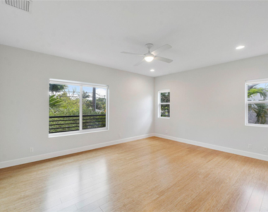 825 Ne 17th Way - Photo Thumbnail 9
