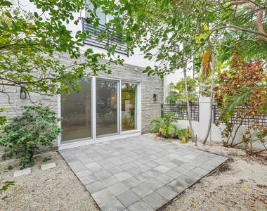 825 Ne 17th Way - Photo Thumbnail 1