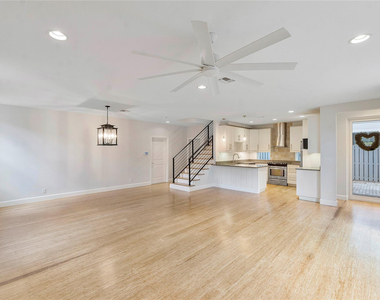 825 Ne 17th Way - Photo Thumbnail 4