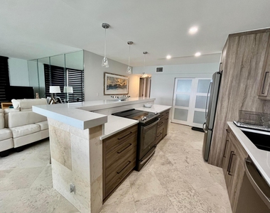 5440 N Ocean Drive - Photo Thumbnail 16