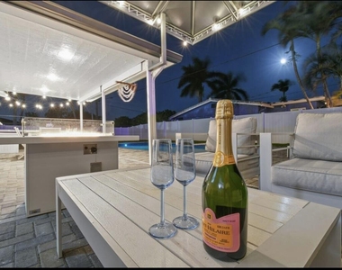 5040 Ne 22nd Avenue - Photo Thumbnail 5